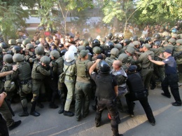 Активисты атаковали суд в Черноморске: полиция применила газ (обновлено)