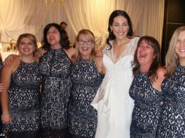 Все 6 женщин пришли на свадьбу в одинаковых платьях. Как вам такой кошмар?