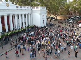 Митингующие ворвались в мэрию и требуют приезда президента Украины