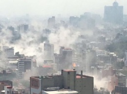Очевидцы землетрясения в Мексике показали, как шатались небоскребы и рушились здания (видео)