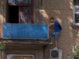 Подросток на глазах у прохожих залез по балкону в квартиру на третьем этаже (видео)