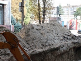 В Каменском перекрыли участок улицы из-за ремонта трубы
