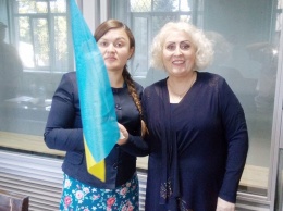 Скандальная майданщица подарила арестованной экс-мэру Славянска флаг Украины и пожелала выйти на свободу