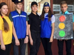 В школах Доброполья инспектор ювенальной превенции обучает детей правилам дорожного движения