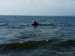 В районе Черноморской косы едва не утонул рыбак - его помогли спасти местные жители