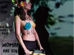 На вокзале в Белигии появилась обнаженная активистка Femen с бензопилой