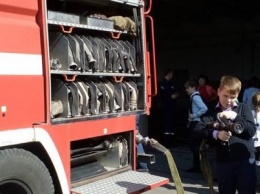 Для детей Краматорска спасатели провели экскурсию в пожарной части