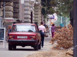 В центре Одессы наглый водитель лихачил на тротуаре (фото)