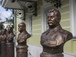 В Москве установили бюсты диктатору Сталину, "застойному" Брежневу и "перестроечному" Горбачеву (ФОТО)