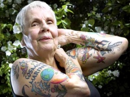 Растет популярность татуировок среди молодых женщин и пожилых людей