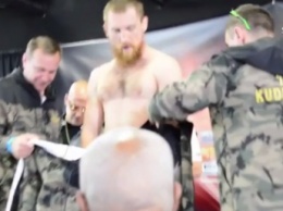 Без трусов: российский боксер оконфузился на взвешивании перед чемпионским боем в США - появилось видео
