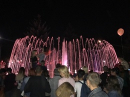 Самой популярной фотозоной на празднике стал фонтан с подсветкой