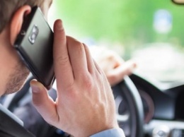 Полицейские напоминают: разговаривать за рулем по мобильному телефону - опасно!