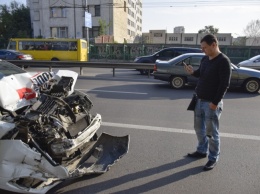 В Киеве таксист врезался в маршрутку