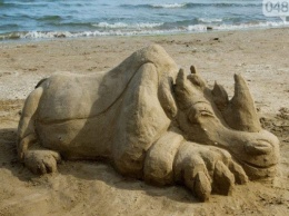 Одесситка создает интересные скульптуры из песка