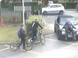 Прокативший школьного учителя на капоте авто британец угодил в тюрьму (видео)
