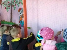В херсонском детсаду сплели маскировочную сеть для украинских военных