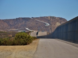 В США начали строить прототип стены на границе с Мексикой