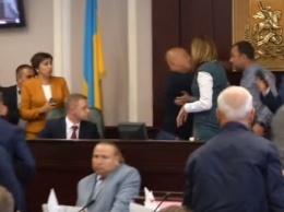 В Сеть выложили видео драки депутатов Киевоблрады