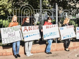 Воспитательницу лагеря «Виктория» освободили на поруки нардепам: в зале суда хлопали решению (фоторепортаж)