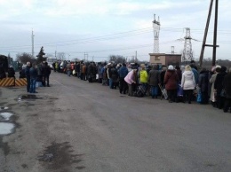 Люди падают в обмороки на КПВВ "Станица Луганская"