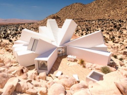 Мираж в пустыне: Эксцентричный белоснежный дом из контейнеров