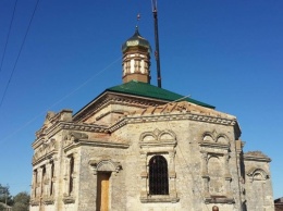 В Геройском установили новый купол и крест на старинный храм