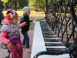 В запорожском парке в центре города установили необычный рояль (Фото)