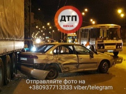 Ночное ДТП в Голосеевском районе: "помяло" две фуры и две легковушки, трое людей пострадали (фото)