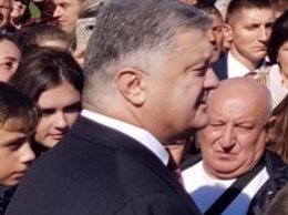 Пресс-секретарь опубликовал фото приплюснутой головы Порошенко с траурной лентой