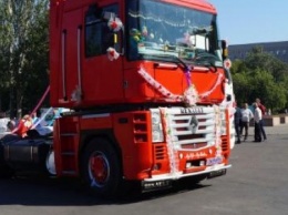 Свадебный кортеж из огромных грузовиков удивил жителей Николаева (ФОТО)