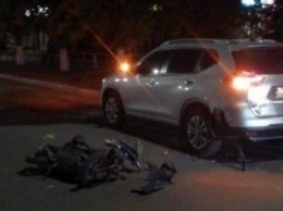 ДТП в Александрии: пьяный скутерист налетел на иномарку и разбил себе голову