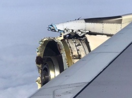 У авиалайнера с 500 пассажирами на борту в полете начал разваливаться двигатель