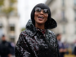 Наоми Кэмпбелл обескуражила необычным нарядом на Неделе моды в Париже
