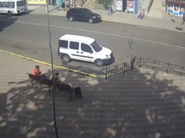 Появилось видео дерзкого ограбления ювелирного магазина на Николаевщине