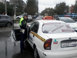 В Керчи ловили нелегальных таксистов