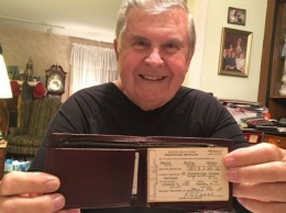 Пенсионеру вернули похищенный 47 лет назад бумажник