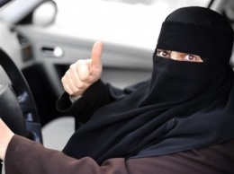 Женщинам Саудовской Аравии разрешили сесть за руль: бурная реакция в соцсетях