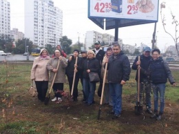 В Киеве на Ревуцкого около заправки появилась аллея примирения