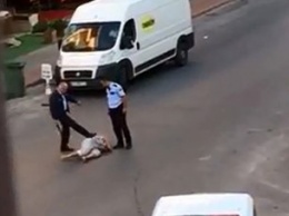 В Анталии полицейские избили женщину прямо на улице