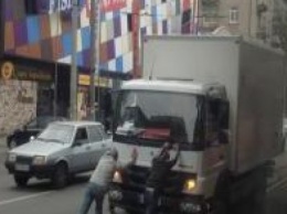 На пр. Гагариина грузовик повис на бордюре и парализовал движение трамваев (ФОТО)