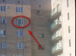 Шокирующее видео. В Мелитополе ребенок играл на подоконнике на высоте 8 этажа