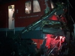 В РФ поезд протаранил автобус, погибли 19 человек