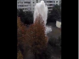 В Харькове из-под земли забил фонтан до 6 этажа. Восемь микрорайонов остались без воды