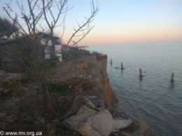 На Запорожском курорте море забирает берег вместе с домами (фото)