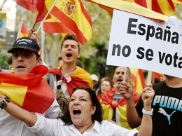 В испанских городах сторонники единства страны призывают начать диалог о судьбе Каталонии