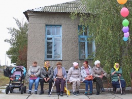 В прифронтовом районе Луганщины необычно отметили столетие села: смотрите фото