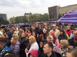 В Николаеве люди собрались на вече в поддержку Сенкевича