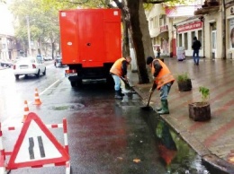 Коммунальные службы города оперативно ликвидируют последствия затяжного дождя в Одессе