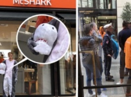 В Вене мужчину в костюме акулы оштрафовали по закону о запрете паранджи